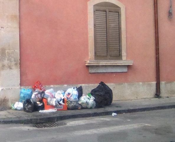 Siracusa si differenzia lancia l'appello ai cittadini: "Più attenzione nelle zone balneari"