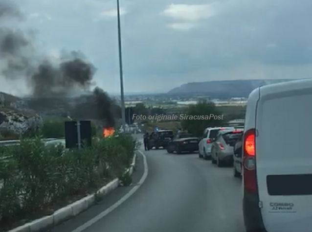Siracusa, automobile in fiamme nella bretella di Targia: illeso il conducente. Traffico in tilt