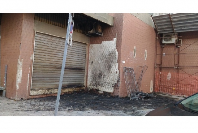 Siracusa, cartoni a fuoco in un supermercato di viale Tunisi