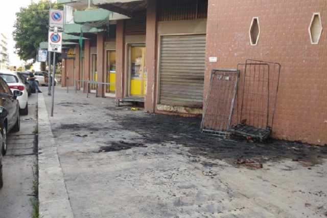 Siracusa, incendio fuori da un supermercato: denunciato presunto autore