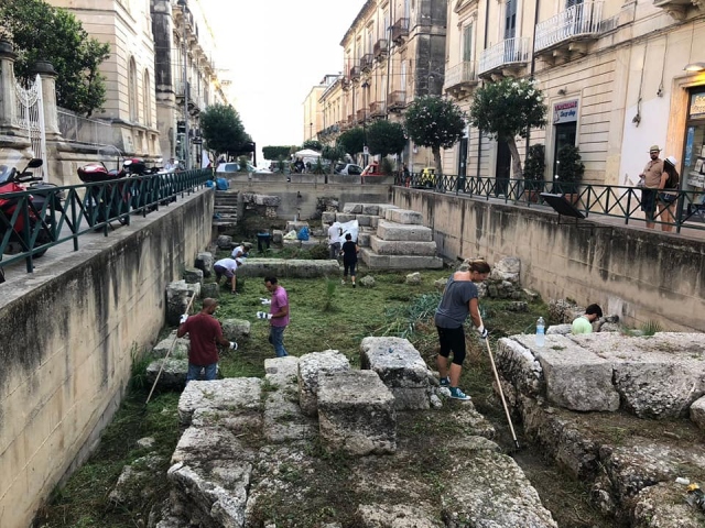 Siracusa, i volontari puliscono la porta Urbica di via XX settembre