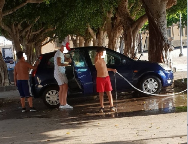 Siracusa, lavaggio auto a cielo aperto in Piazza Santa Lucia e si scatena la rabbia sul web
