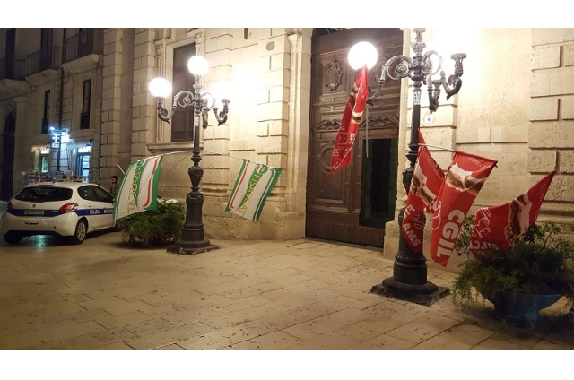 Siracusa, in tarda serata i lavoratori liberano l'aula Vittorini: oggi riprendono il presidio fuori dal Vermexio