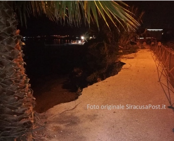 Siracusa, crolla un pezzo di strada in via Lido Sacramento: la zona è stata transennata