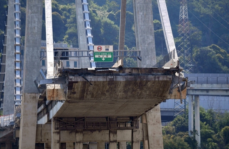 Genova, crollo ponte; la Guardia di Finanza sequestra documenti