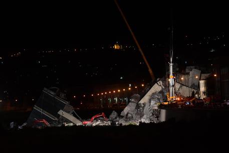 Genova, seconda notte di ricerche: il Governo contro Autostrade