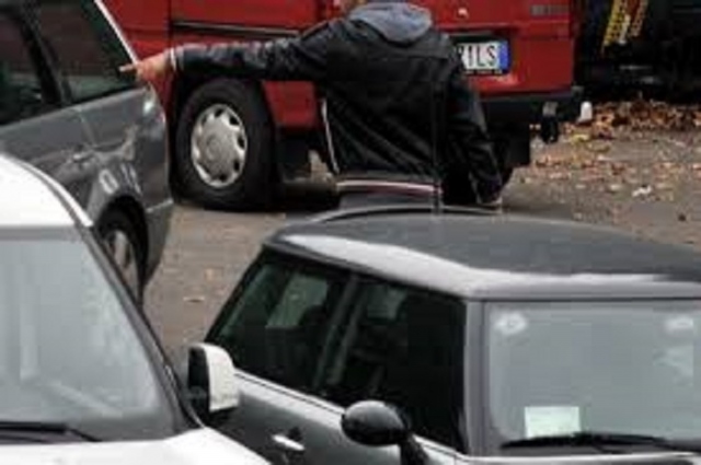 Augusta, autorimessa abusiva: allontanamento per il parcheggiatore