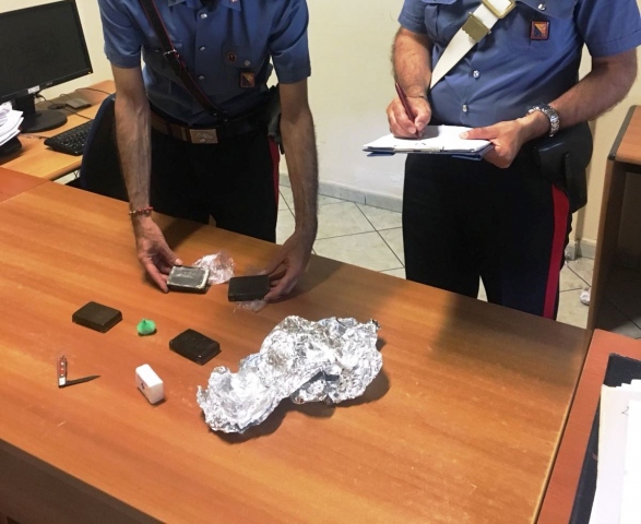 Siracusa, spaccio di hashish e marijuana: arrestato bracciante agricolo a Cassibile