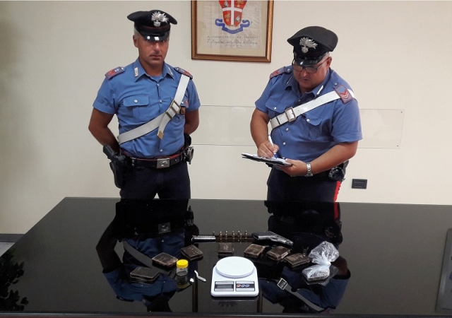 Siracusa, nascondevano in casa 800 grammi di hashish e una pistola con matricola abrasa: arrestati in due
