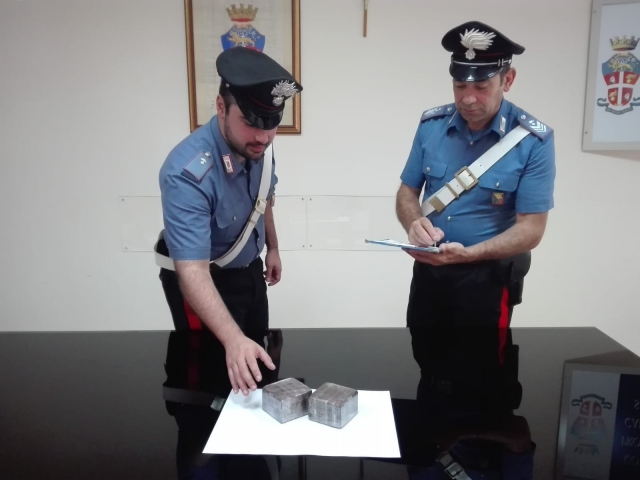 Siracusa, trovato in auto con un chilo di hashish: la vendita avrebbe fruttato 10mila euro