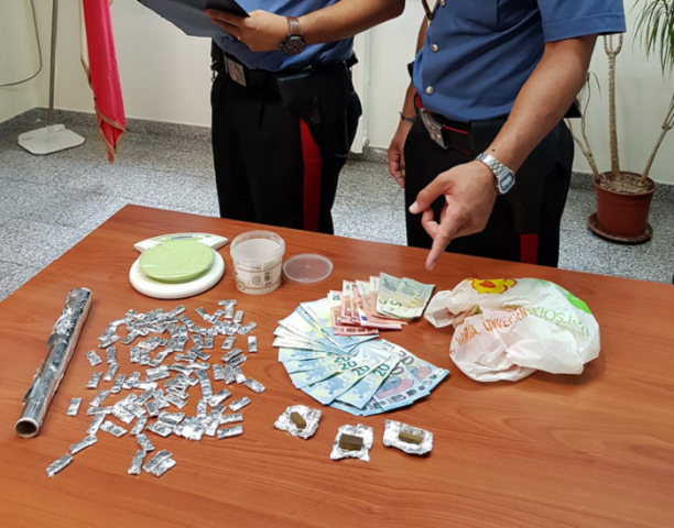 Siracusa, in casa con 97 dosi di hashish e 380 euro: arrestato 42enne