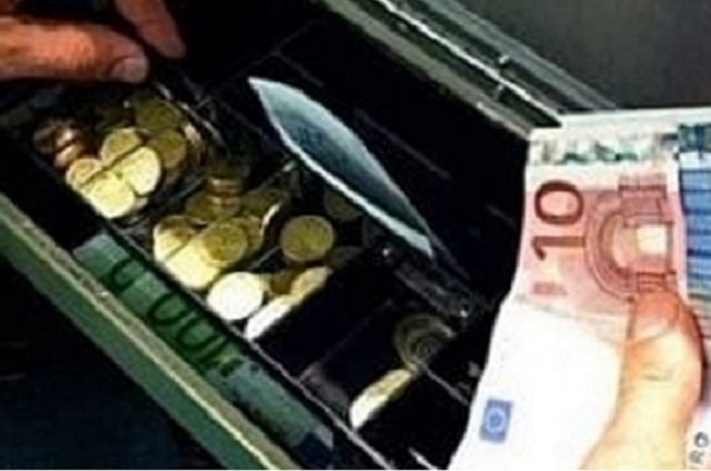 Noto, viola i domiciliari e ruba incasso di un ristorante: finisce in carcere