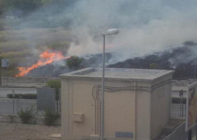 Siracusa, incendio vicino Casina Cuti: sul posto 2 squadre dei Vigili del fuoco