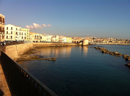 Siracusa, interdetto ai pedoni l’uso di parte dei marciapiedi del lungomare di Levante
