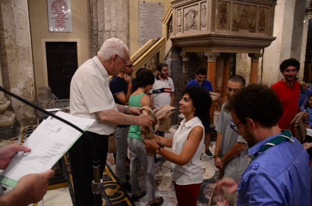 Siracusa, la benedizione di mons. Pappalardo ai giovani in partenza per Roma