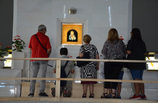 Siracusa, una pedana per vedere da vicino il quadretto della Madonna delle Lacrime