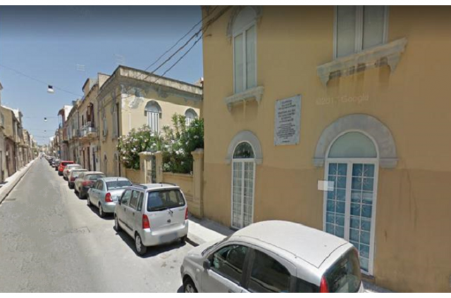 Siracusa, di ritorno dal mare restano "intrappolati" in strada privata chiusa da cancello automatico