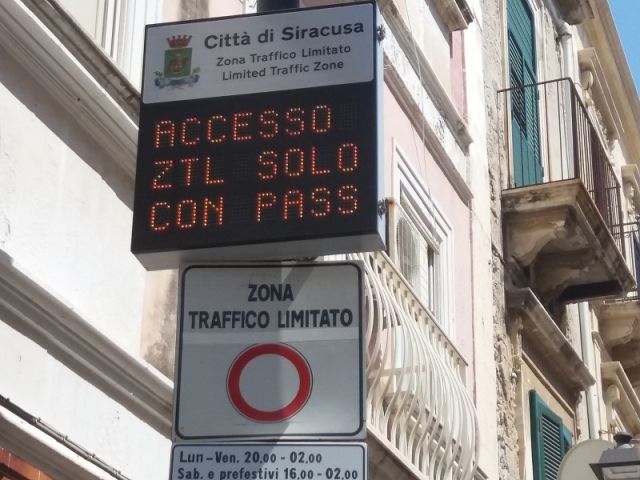 Siracusa, la mobilità sostenibile del gruppo consiliare del M5S che rinuncia in blocco ai pass per la Ztl