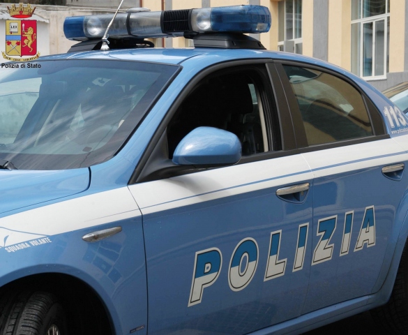 Siracusa, dà in escandescenza improvvisamente e aggredisce poliziotto