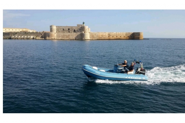 Siracusa, naviga all'interno dell'Area Marina protetta del Plemmirio: denunciato