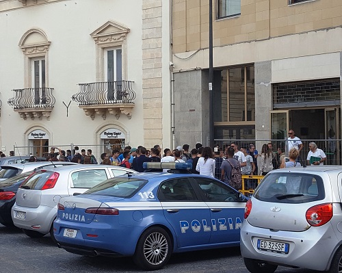 Siracusa, sicurezza edifici scolastici: protestano mamme e studenti dell'Enrico Fermi. Due anni fa il crollo del soffitto