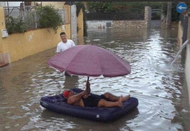 Siracusa, il villaggio Miano si allaga e Gino Caldarella scende in strada con materassino e ombrellone