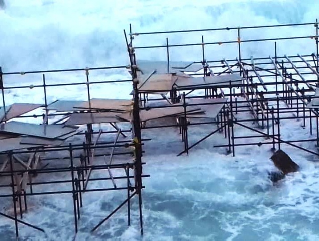 Siracusa, allerta meteo vento, si contano i danni: spazzati via i solarium dei "Ru Frati" e di Forte Vigliena