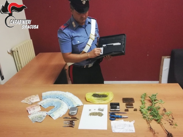 Avola, in casa hashish, marijuana e piante di canapa: arrestati