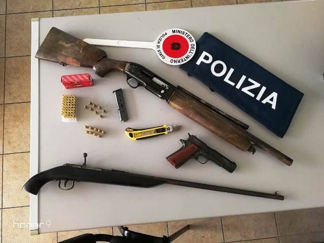 Siracusa, armi e munizioni nascoste sul soffitto della cabina di un ascensore all'interno di una palazzina in via Algeri