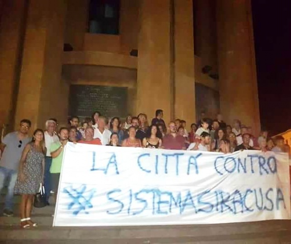"La città contro Sistema Siracusa", ieri sera la manifestazione al Pantheon: presente anche il sindaco