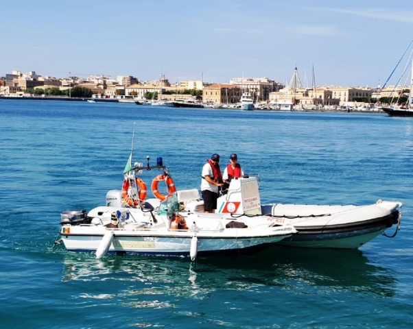 Siracusa, natante con motore guasto al Plemmirio: tratto in salvo