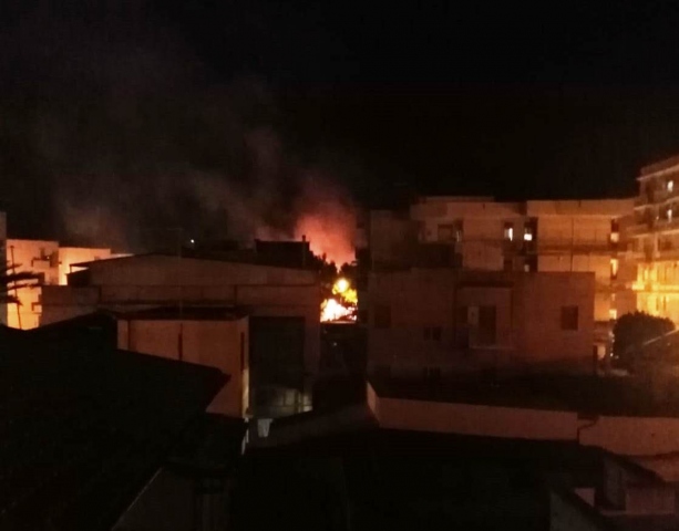 Siracusa, a fuoco ieri sera le aiuole della piazzetta in via Antonello da Messina: fiamme per un'ora