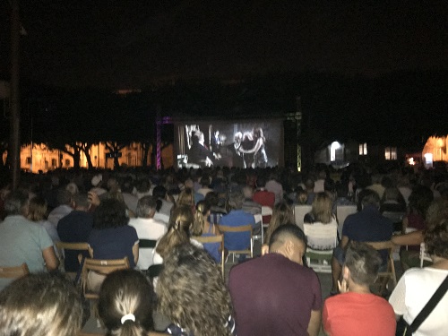 Siracusa, torna il cinema in Piazza Santa Lucia "e puttativi a seggia"