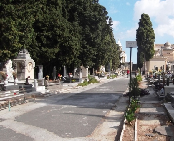 Lentini, erba incolta e spazzatura nel cimitero: sanzione per la ditta appaltatrice