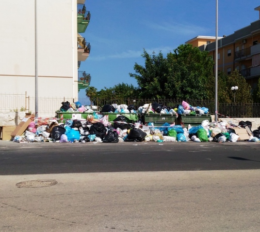 Siracusa, cassonetti trasformati in discarica: arrivano i sigilli della Polizia Ambientale in zona Pizzuta