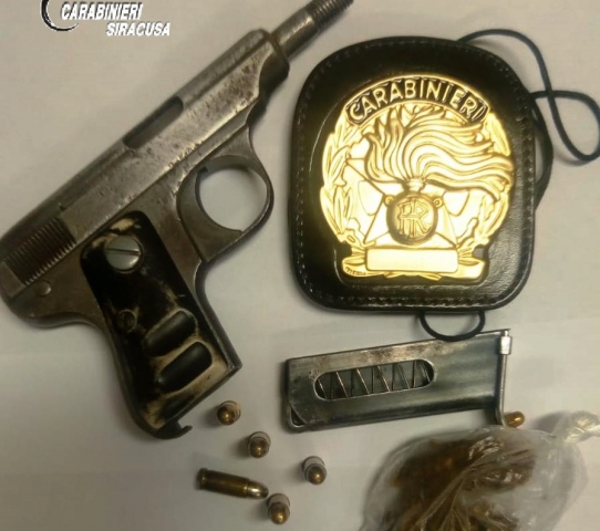 Siracusa, nasconde in casa una pistola con matricola abrasa: arrestato