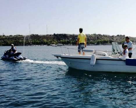 Siracusa, Polizia salva imbarcazione con il motore in avaria