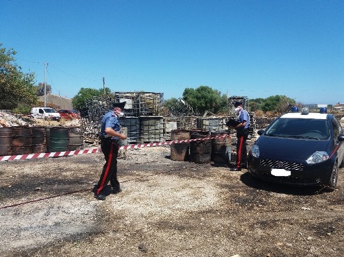 Lentini, incendiati rifiuti speciali non pericolosi: denunciato titolare e dipendente di azienda agricola