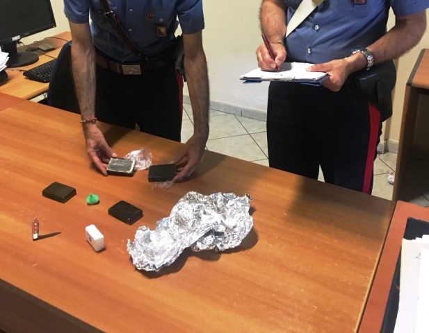 Siracusa, a bordo di uno scooter con hashish e marijuana: arrestati