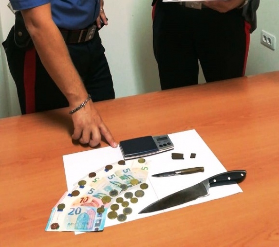 Siracusa, hashish e coltelli nell'armadio della camera da letto: arrestato