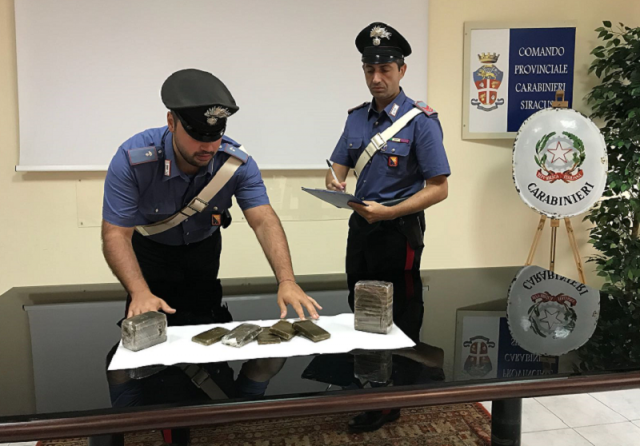 Viaggiavano sul tratto autostradale Siracusa-Cassibile con 2 chili di hashish in auto, arrestati un uomo e una donna