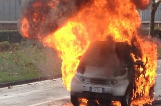 Siracusa, auto distrutta dalle fiamme in via Palazzolo: indaga la Polizia