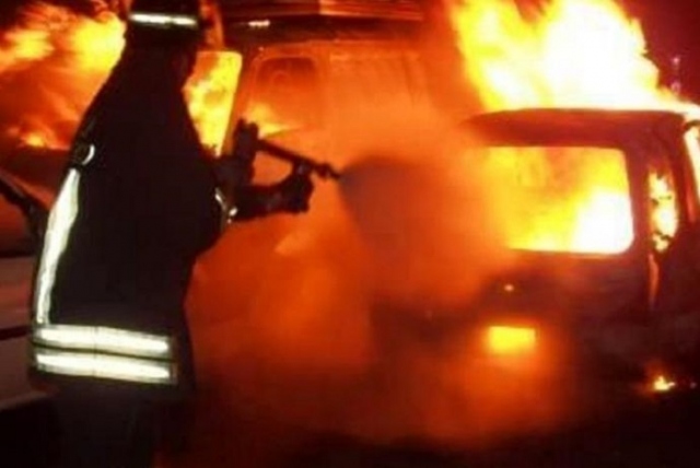 Siracusa, intimidazione con il fuoco ad officina: danneggiate 3 auto
