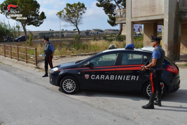 Floridia, furto in esercizio commerciale: arrestato 21enne, si cerca il complice