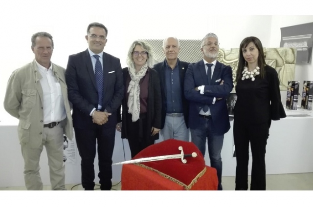 Canicattini Bagni, presentata la nuova elsa in oro della spada di San Michele