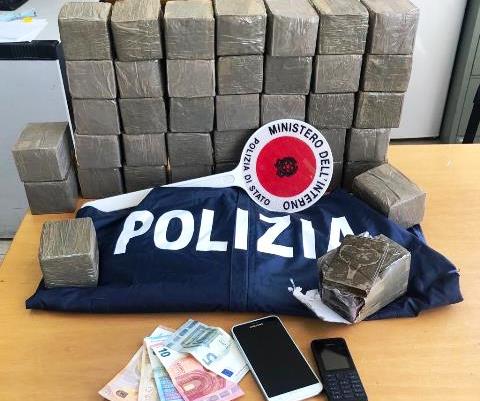 Siracusa, sul bus con 20 chili di hashish: arrestato 42enne
