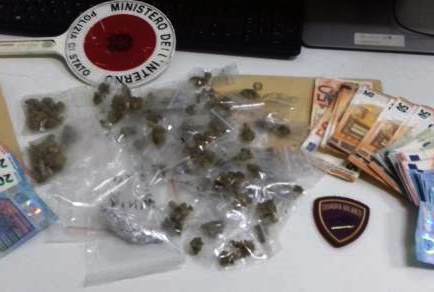Siracusa, spaccio di marijuana e cocaina: arrestato 21enne
