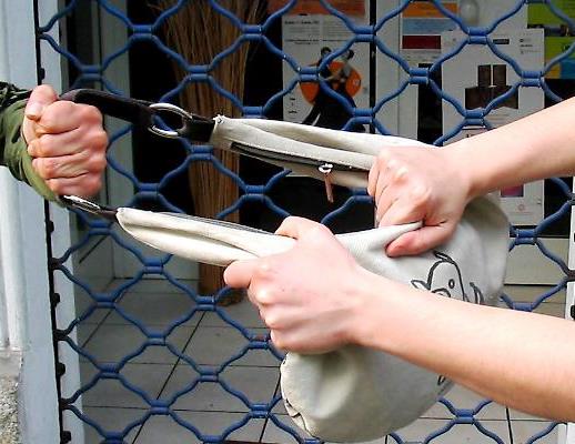 Siracusa, strappa borsa a donna nell'androne di un palazzo: denunciato