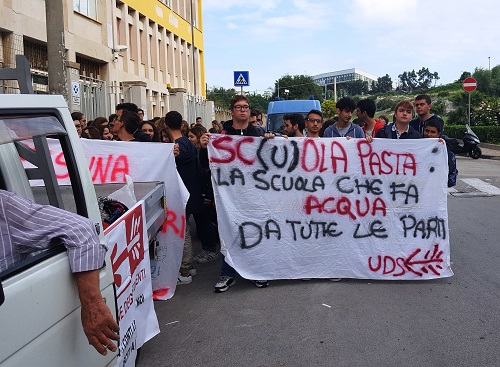 Siracusa, "La scuola che fa acqua da tutte le parti": studenti in protesta