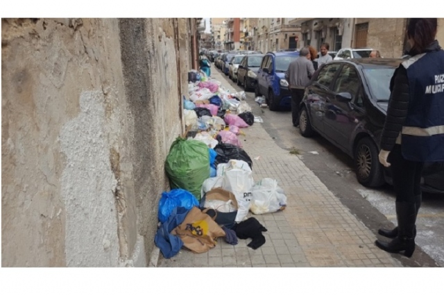 Siracusa, controlli nei sacchetti dei rifiuti: trovata tessera sanitaria. VIDEO ISPEZIONI